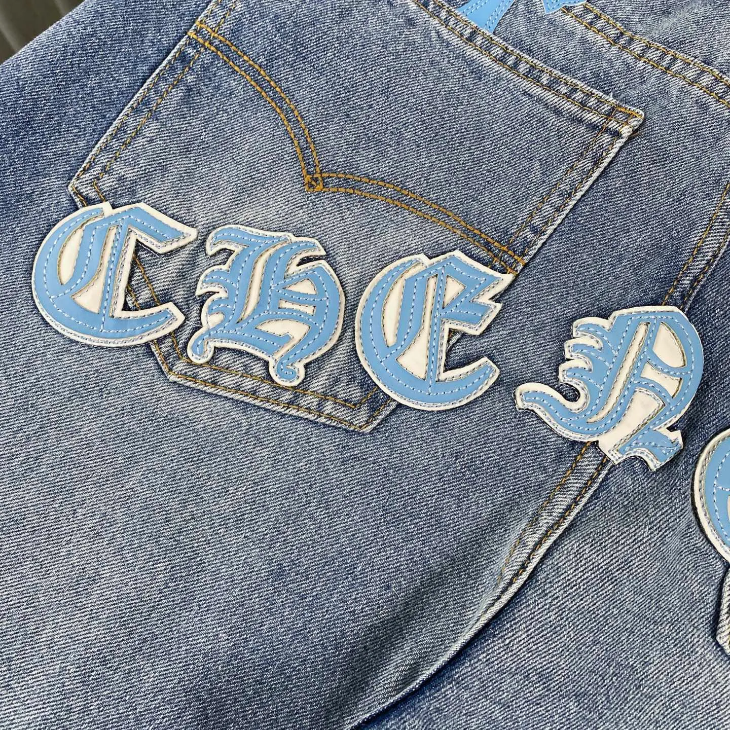 🅿️280 chrome hearts 2025 new city limited leather label jeans vi Top heavy industry fashionable design] Consistent high street luxury style creation. Speaking of this style, the Zangyin family and GU family are definitely among the leading representative brands. Especially the Zangyin family has really achieved a state-of-the-art effect in creating high street style. It is made of unique washed materials. The color system of this model is already quite eye-catching. After it is decorated with patchwork cross flowers, it cleverly highlights the charm of the brand. Secondly, this model uses classic The classic high-waist cutting design highlights the long legs and the fashionable temperament of the upper body. The brand is highly recognizable and the slim fit configuration is more suitable for daily wear. This product is a product that interprets personality, fashion, and specifications at a glance. This single product is enough to make any fan excited. It can be a white T-shirt for youthful preppy style, or a tight sling for royal lady style. It has strong matching ability and can be easily controlled by men.  [Material and craftsmanship] Needless to say, this point goes without saying. As an excellent craftsman brand, Zangyin has really perfect requirements for details and craftsmanship. The washed color of this model has gone through so many processes, not to mention the embellishment of the denim appliqués. It is also purely handmade and sewn. Just like what they believe in, only handmade things have soul and have the meaning of wear. A top-notch heavy-duty fashionable denim item, I look forward to your perfect interpretation! !  Size:28-34